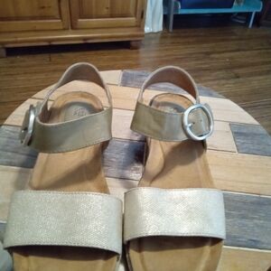 Euro Soft Sofft Lasara Olive Green And Champagne Gold Sandals By Sofft Size 8.5